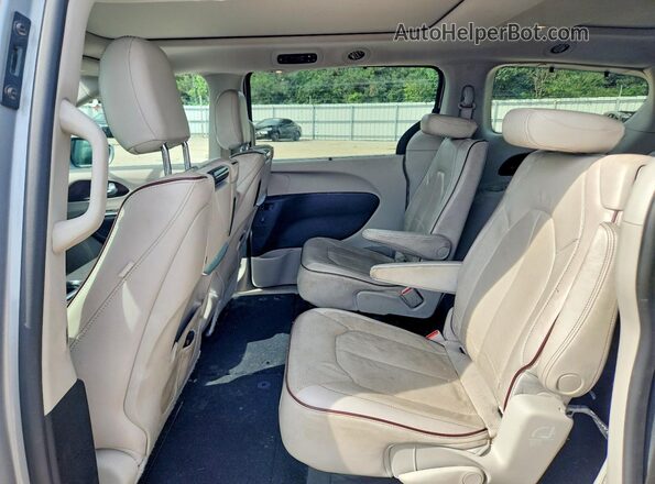 2C4RC1GGXJR112609 2018 CHRYSLER PACIFICA Серебряный Вид задней части салона