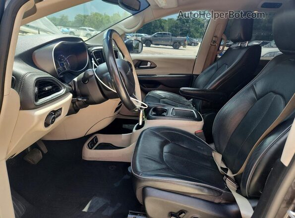 2C4RC1GGXLR290264 2020 CHRYSLER PACIFICA Gray Front interior view