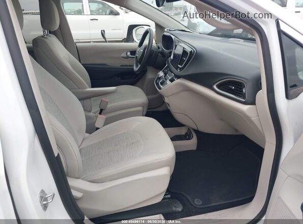 2C4RC1H71JR356292 2018 CHRYSLER PACIFICA White Front interior view