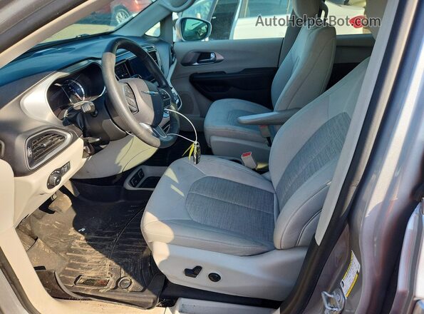 2C4RC1H72HR500703 2017 CHRYSLER PACIFICA Серебряный Вид салона спереди