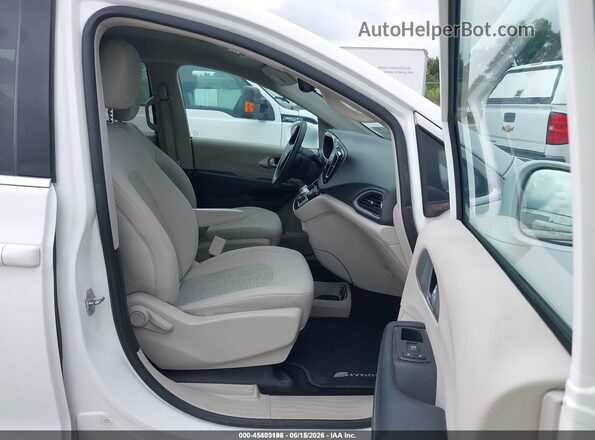 2C4RC1H74HR745552 2017 CHRYSLER PACIFICA White Вид салону спереду