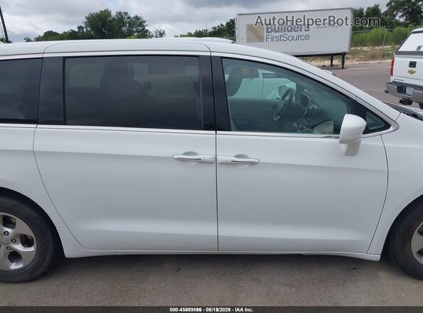 2C4RC1H74HR745552 2017 CHRYSLER PACIFICA White Вид задньої частини салону