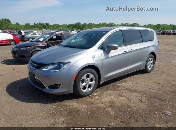2C4RC1H77JR332952 2018 CHRYSLER PACIFICA Silver Передня ліва чверть