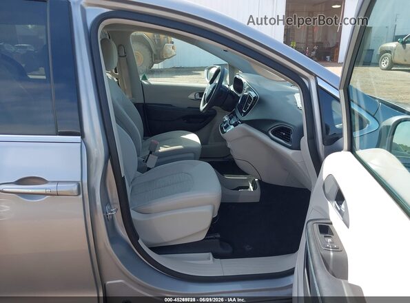 2C4RC1H77JR332952 2018 CHRYSLER PACIFICA Silver Вид салону спереду