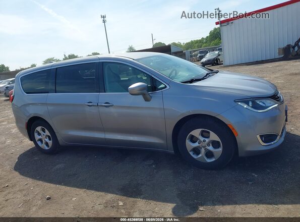 2C4RC1H77JR332952 2018 CHRYSLER PACIFICA Silver Вид задньої частини салону