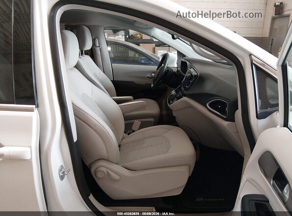 2C4RC1H78HR797444 2017 CHRYSLER PACIFICA White Вид салону спереду
