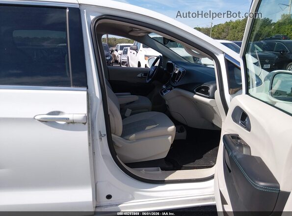 2C4RC1H78KR679076 2019 CHRYSLER PACIFICA White Front interior view