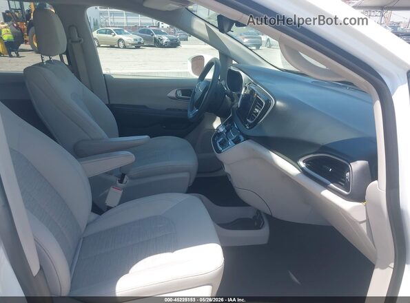 2C4RC1H79JR306918 2018 CHRYSLER PACIFICA Белый Вид салона спереди