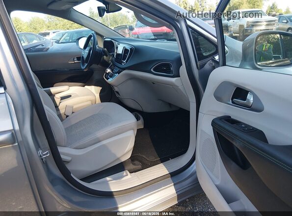 2C4RC1H79JR311665 2018 CHRYSLER PACIFICA Silver Front interior view