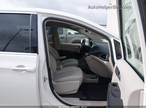 2C4RC1H7XJR355223 2018 CHRYSLER PACIFICA White Вид салону спереду