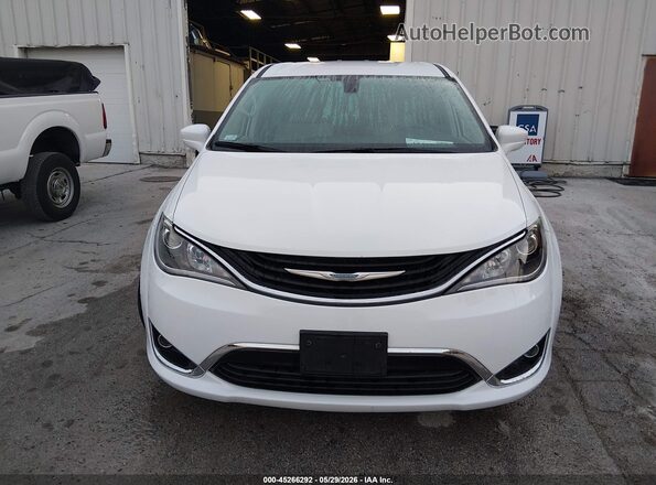 2C4RC1H7XJR355223 2018 CHRYSLER PACIFICA White Вид задньої частини салону