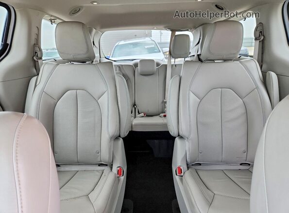 2C4RC1L70JR183646 2018 CHRYSLER PACIFICA White Widok tylnych siedzeń