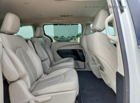 2C4RC1L70JR183646 2018 CHRYSLER PACIFICA White Widok wnętrza z tyłu