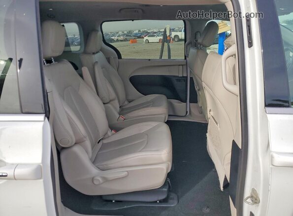 2C4RC1L76JR213782 2018 CHRYSLER PACIFICA White Rear interior view