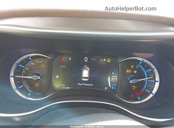 2C4RC1N70JR169324 2018 CHRYSLER PACIFICA Red Widok tylnych siedzeń
