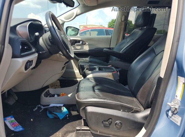 2C4RC1N77HR798122 2017 CHRYSLER PACIFICA Blue Front interior view