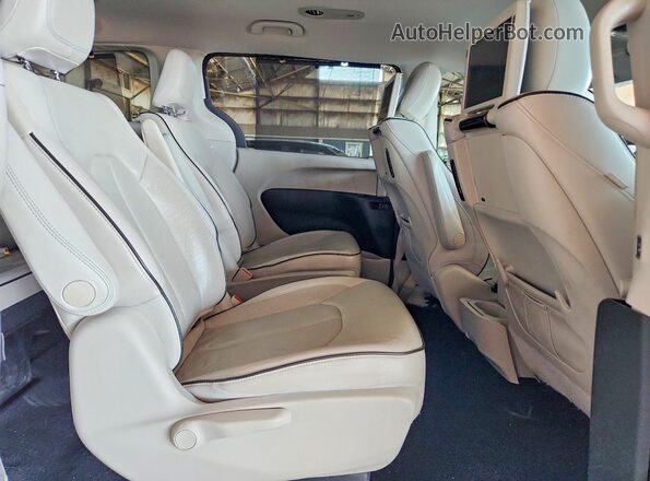 2C4RC1N77JR159177 2018 CHRYSLER PACIFICA White Սալոնի հետևի տեսք
