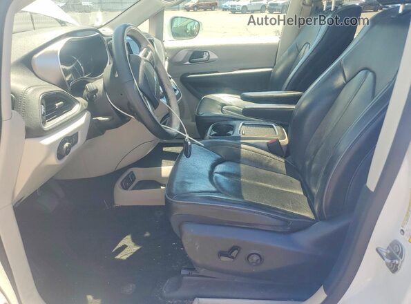 2C4RC1N77JR248294 2018 CHRYSLER PACIFICA White Front interior view