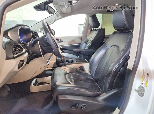2C4RC1S79RR103886 2024 CHRYSLER PACIFICA White Vista interior delantera
