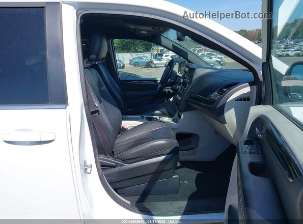 2C4RDGCG5JR343004 2018 DODGE GRAND CARAVAN White Front interior view