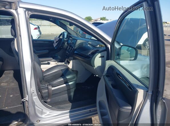 2C4RDGCG7JR265308 2018 DODGE GRAND CARAVAN Silver Front interior view