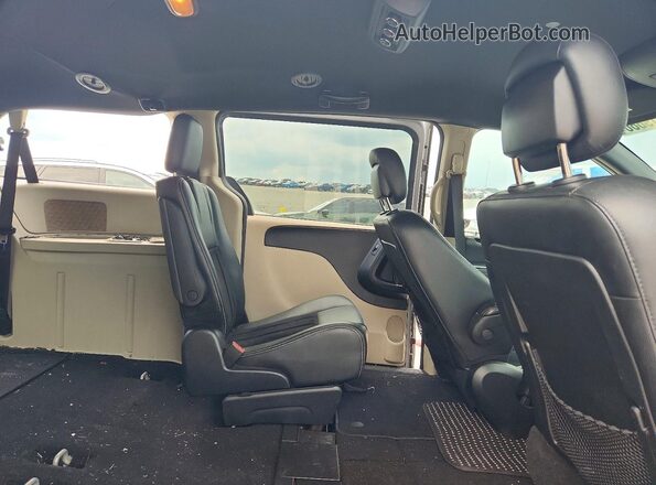 2C4RDGCG9HR807681 2017 DODGE CARAVAN/GRAND Silver Widok wnętrza z tyłu