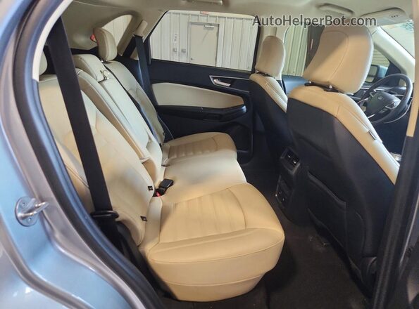 2FMPK4J98RBB03882 2024 FORD EDGE Silver Widok wnętrza z tyłu