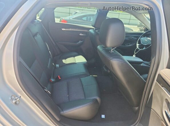 2G1105S30J9125329 2018 CHEVROLET IMPALA Silver Widok tylnych siedzeń