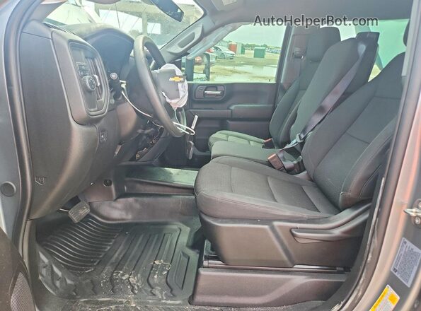 2GC4WLE77R1206019 2024 CHEVROLET SILVERADO Серебряный Вид салона спереди