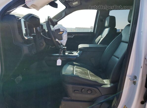 2GCUKGED1T1102996 2026 CHEVROLET SILVERADO Белый Вид салона спереди