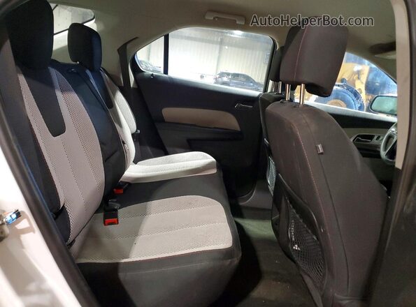 2GNALBEK2H1608658 2017 CHEVROLET EQUINOX White Rear interior view