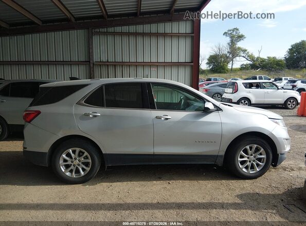 2GNAXSEV2J6278690 2018 CHEVROLET EQUINOX Silver Widok wnętrza z tyłu