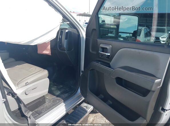 2GT22NEG5K1157178 2019 GMC SIERRA Silver Front interior view