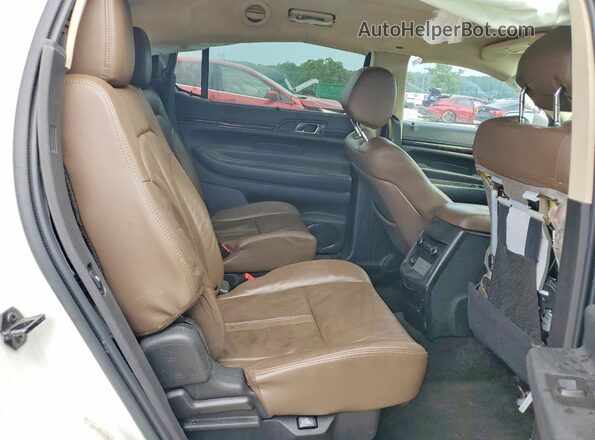 2LMHJ5AT0HBL00072 2017 LINCOLN MKT White Rear interior view