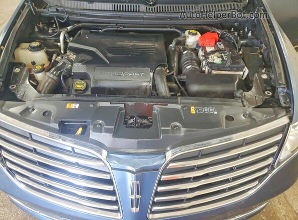 2LMHJ5AT1JBL02158 2018 LINCOLN MKT Blue Vista del compartimento del motor