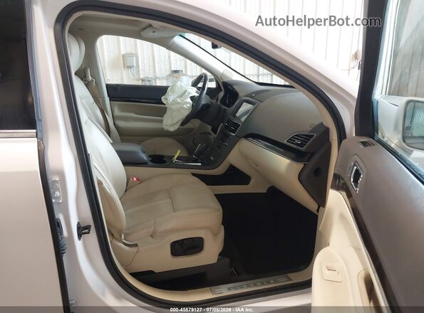 2LMHJ5AT8KBL03342 2019 LINCOLN MKT White Widok wnętrza z przodu