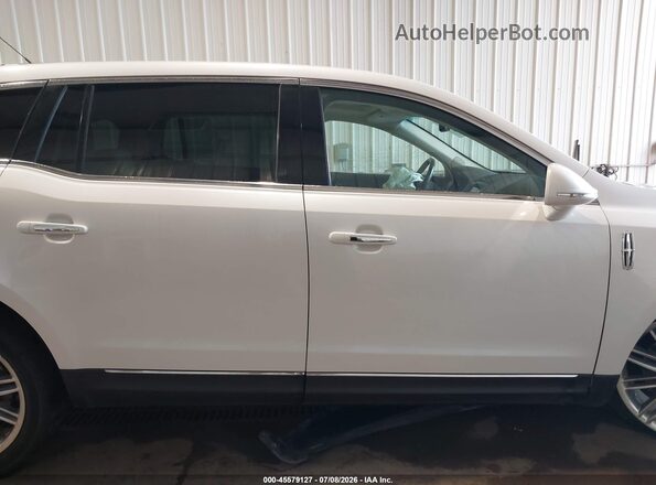 2LMHJ5AT8KBL03342 2019 LINCOLN MKT White Widok wnętrza z tyłu