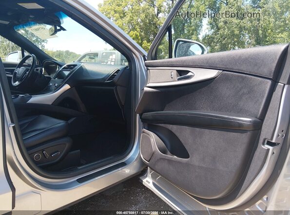 2LMPJ6J99LBL06869 2020 LINCOLN NAUTILUS Silver Front interior view