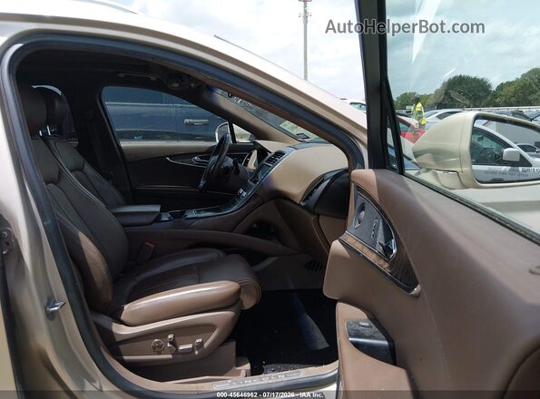2LMPJ6LR6HBL28879 2017 LINCOLN MKX Gold Widok wnętrza z przodu