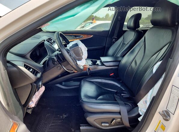 2LMPJ8K93KBL30237 2019 LINCOLN NAUTILUS White წინა სალონის ხედი