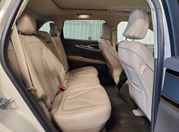 2LMPJ8K99NBL15116 2022 LINCOLN NAUTILUS Beige Вид задньої частини салону