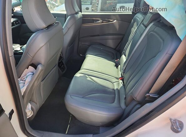 2LMPJ8K9XNBL11771 2022 LINCOLN NAUTILUS White Vista de los asientos traseros