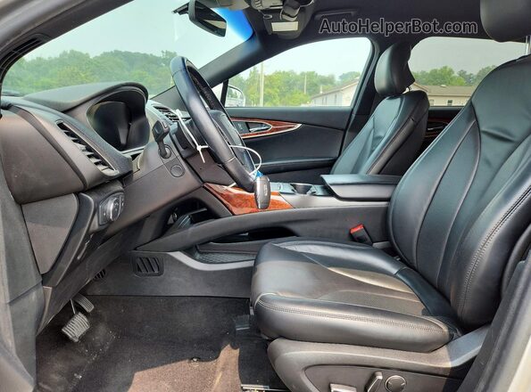 2LMPJ8KP9KBL46358 2019 LINCOLN NAUTILUS Silver Вид салону спереду