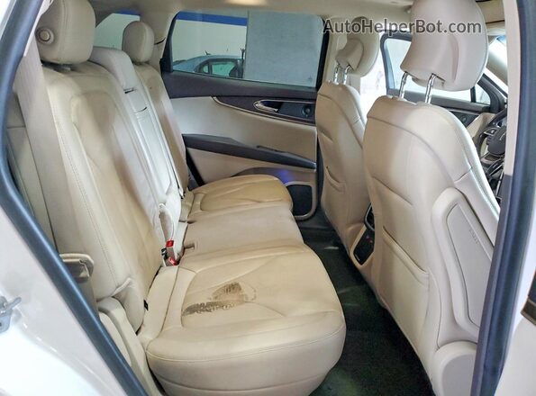 2LMPJ8L91KBL21471 2019 LINCOLN NAUTILUS White Вид задньої частини салону