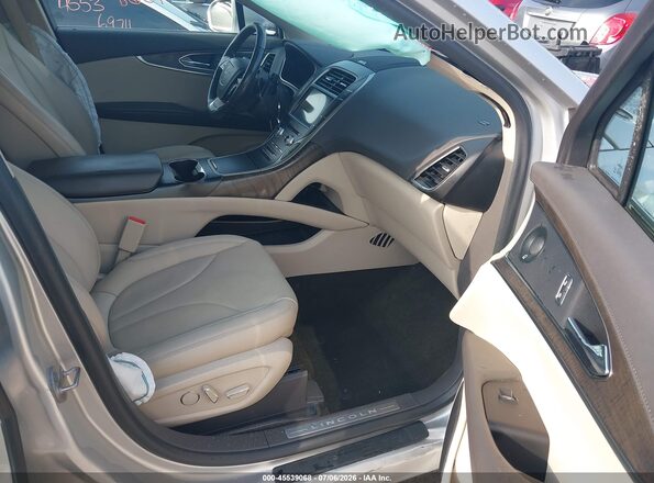2LMPJ8L98KBL67606 2019 LINCOLN NAUTILUS Silver წინა სალონის ხედი
