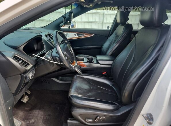 2LMPJ8LP2KBL12776 2019 LINCOLN NAUTILUS White Front interior view