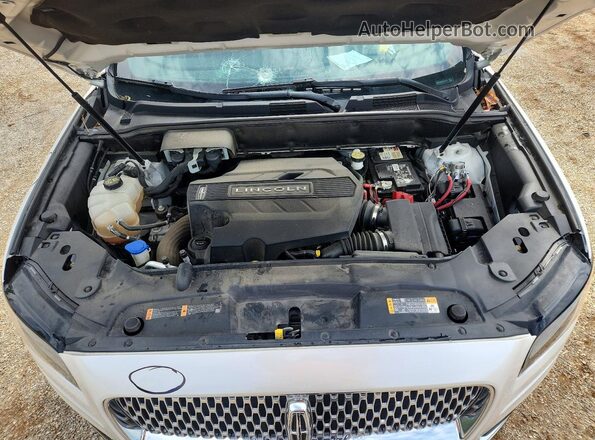 2LMPJ8LP2KBL12776 2019 LINCOLN NAUTILUS White Rear interior view