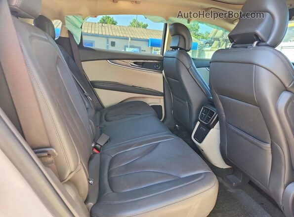 2LMPJ8LP6KBL22775 2019 LINCOLN NAUTILUS White უკანა სალონის ხედი