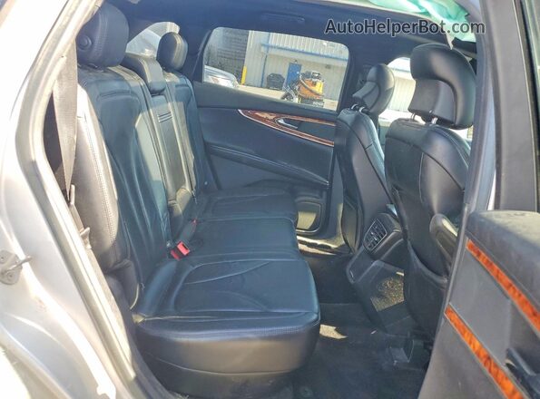 2LMPJ8LR2HBL29085 2017 LINCOLN MKX Silver Rear seats view
