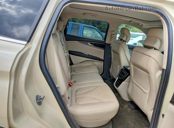 2LMPJ8LR3JBL40179 2018 LINCOLN MKX Cream Widok wnętrza z tyłu